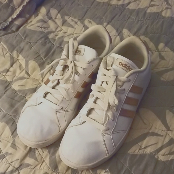 girls gold tennis shoes